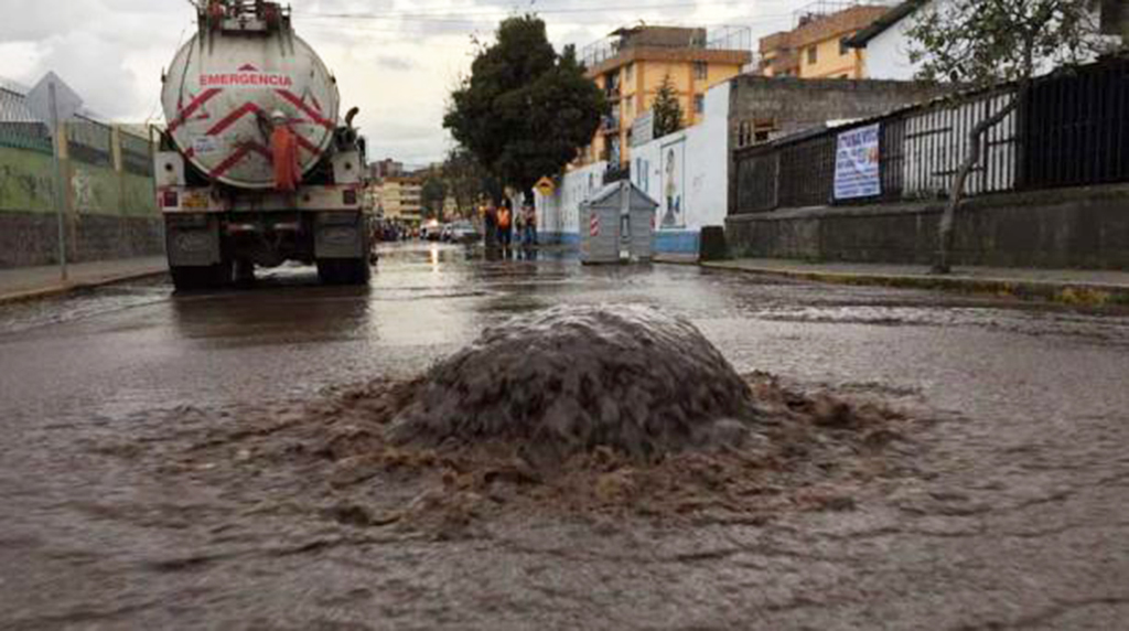 alcantarilla desbordada cuidar las tuberías